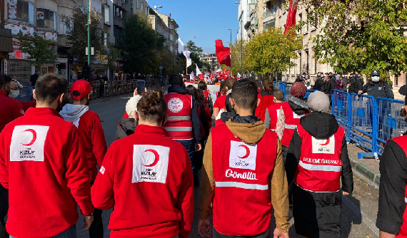 Türk Kızılay Bursa Şubesi, Kızılay Haftası'na Cumhuriyet Yürüyüşü İle Başladı