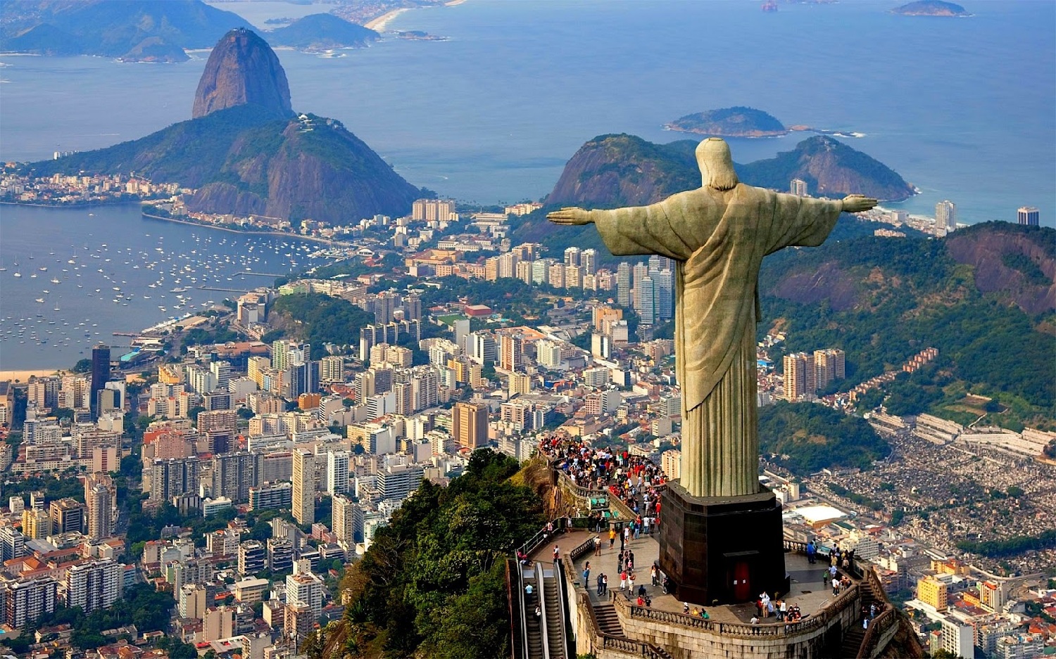 Resmi adı Brezilya Federal Cumhuriyeti olan Güney Amerika ülkesi Brezilya, kıtanın neredeyse tüm
merkezini ve kuzeydoğu bölgesini kapsayan en büyük ve en kalabalık ülkedir. 