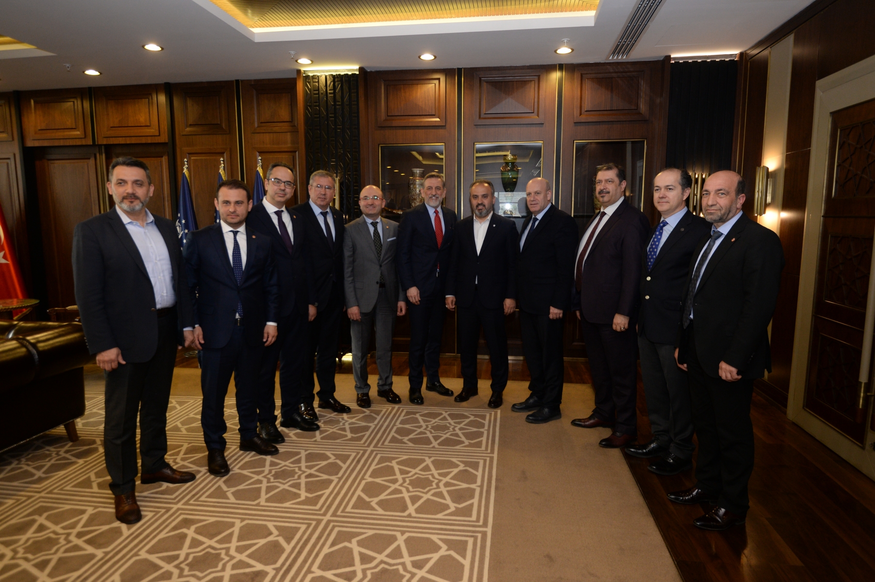 Bursa Ticaret ve Sanayi Odası Yönetim Kurulu Başkanı İbrahim Burkay, Yönetim Kurulu ve Meclis Başkanlık Divanı üyeleri ile birlikte Bursa Büyükşehir Belediye Başkanı Alinur Aktaş’ı ziyaret etti.