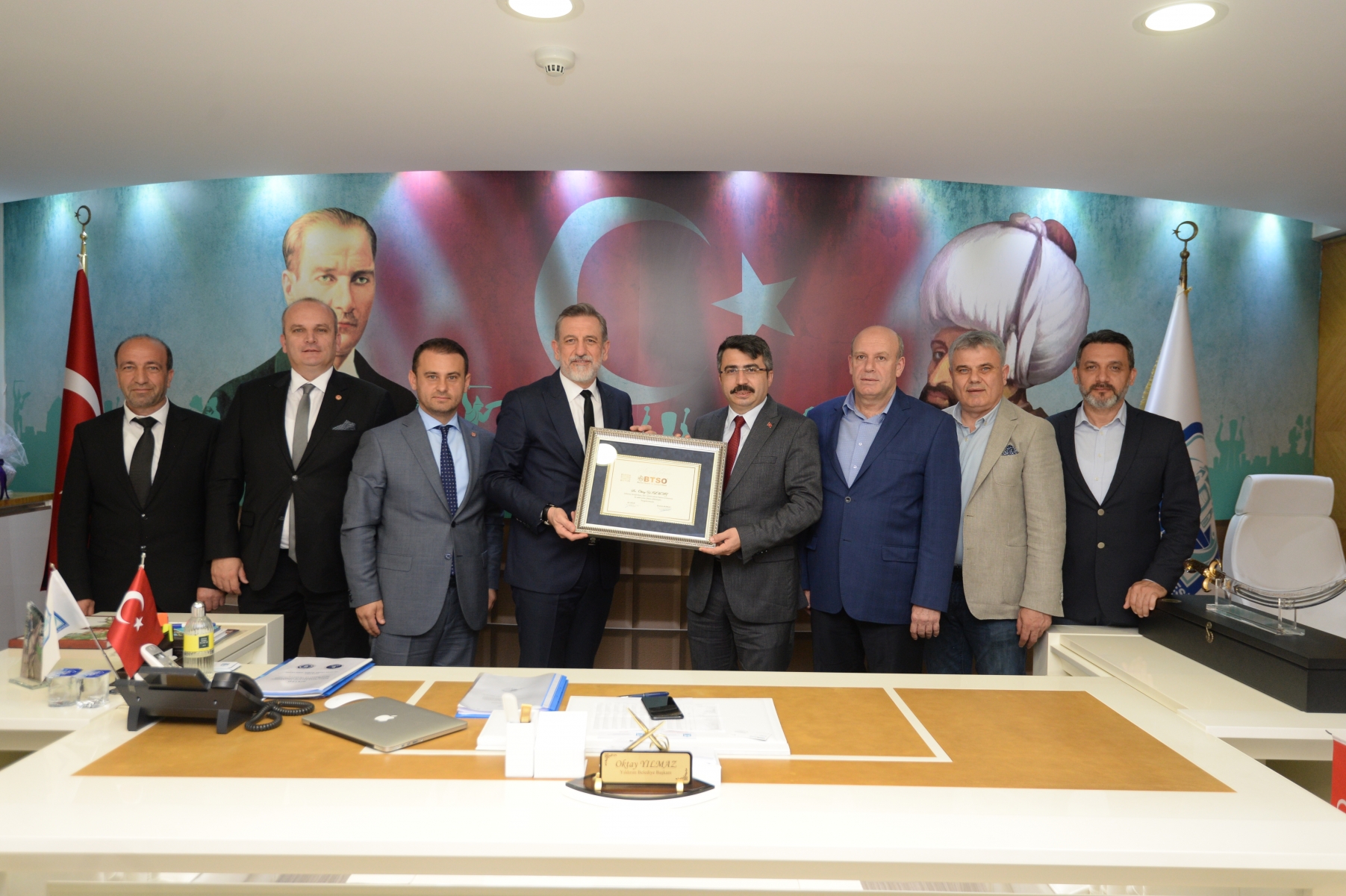 Bursa Ticaret ve Sanayi Odası Yönetim  Başkanı İbrahim Burkay, Yönetim Kurulu ve Meclis Başkanlık Divanı Üyeleri ile birlikte Karacabey Belediye Başkanı Ali Özkan